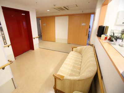 明るい休憩スペースのある廊下