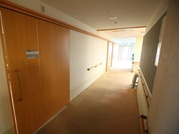 明るい廊下の風景