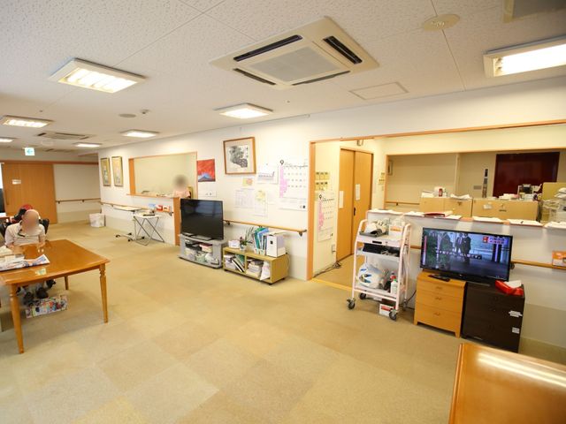 明るいスタッフルーム 食堂 スタッフが勤務する空間は清潔で、広々として明るい雰囲気です。