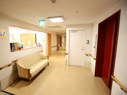 廊下と待合スペース