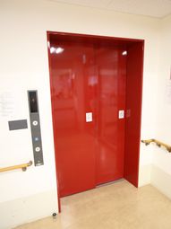エレベーターの赤い扉