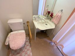 清潔感ある洗面台とトイレ