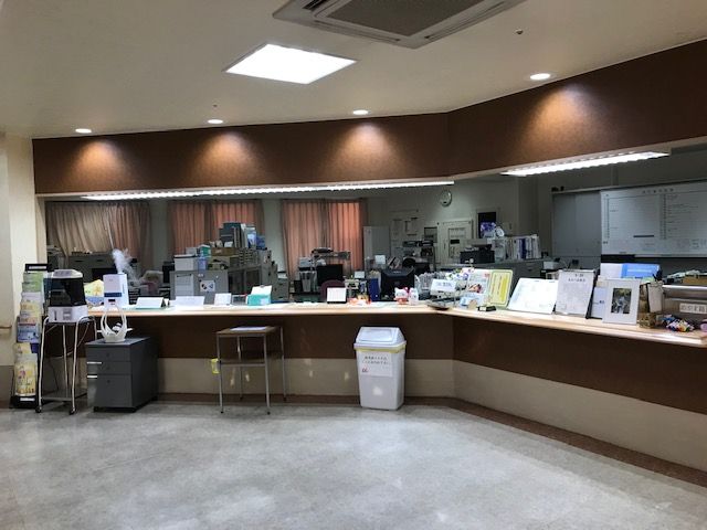 広々とした受付カウンター 広く開放的なフロントエリアです。こちらでは、来訪者の対応や情報提供を行っています。