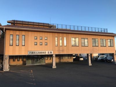 明るい外観の建物