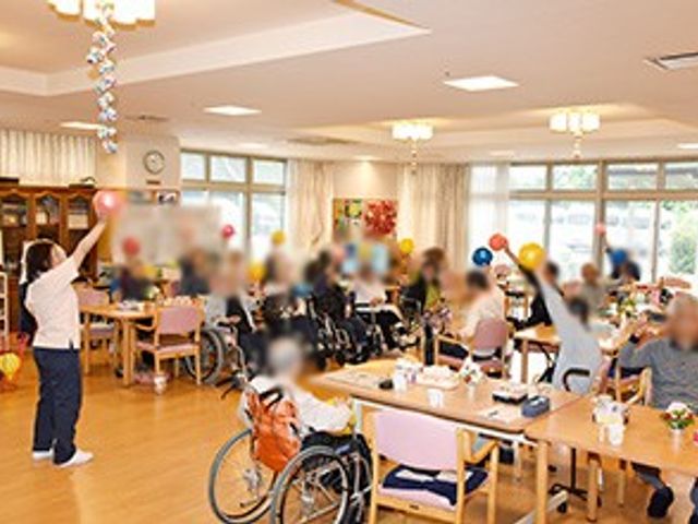 楽しい集団活動の様子 ラウンジ 広々とした明るい空間で、利用者が和やかに参加できる集団活動の場です。