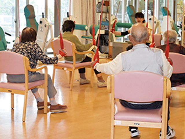 リハビリの様子機能訓練室 機能訓練室 自然光あふれる機能訓練室です。利用者がリハビリを楽しみながら行える快適な環境です。