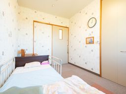 明るい個室の居室