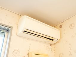 壁に取り付けられたエアコン