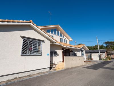 晴天のもと施設外観