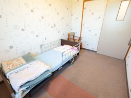 落ち着いた色合いの居室