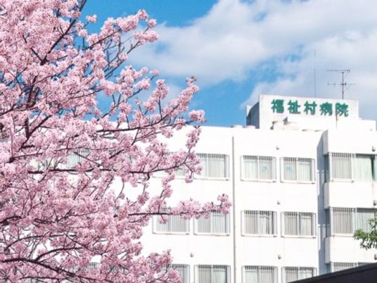 病院建物と桜の外観  