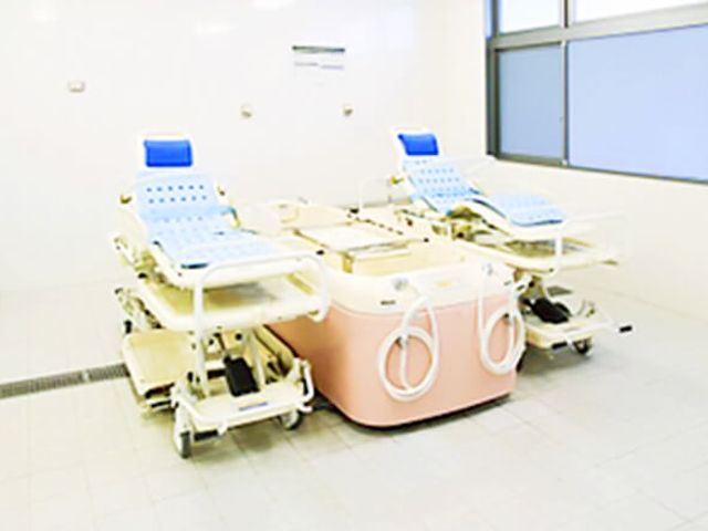 明るい浴室 浴室 自然光が入る明るい空間には使いやすい設備が整っています。お手伝いがしやすい配置です。