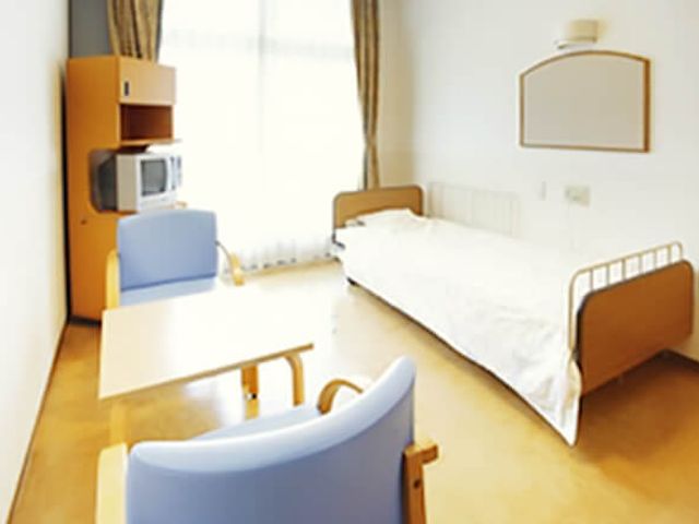 明るい居室 居室 大きな窓から自然光が降り注ぐ、居心地の良い居室です。快適に過ごせる設備が整っています。