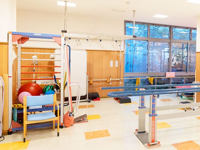 道具が並ぶ明るい部屋 機能訓練室 自然光が差し込む空間で、さまざまなリハビリ器具を使って訓練を行えます。
