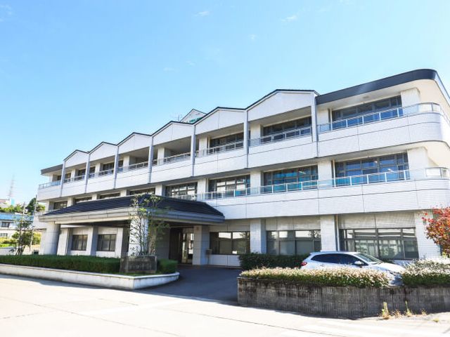 白い外観の建物 外観 広々とした空間が魅力的な施設です。清潔感のある白い外観が印象的です。