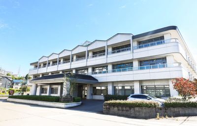 白い外観の建物