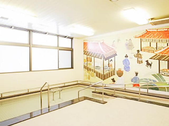 明るい湯浴み場 浴室 広々とした湯浴みの場は、明るい自然光が差し込み、リラックスできる空間です。