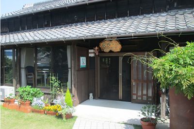花で彩られた玄関