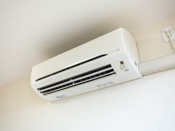 天井付近のエアコン  