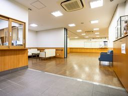 明るい広いロビー  