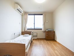 明るい個室の居室  