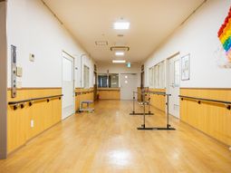 手すり付き廊下  