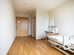ベッドと洗面台の居室  