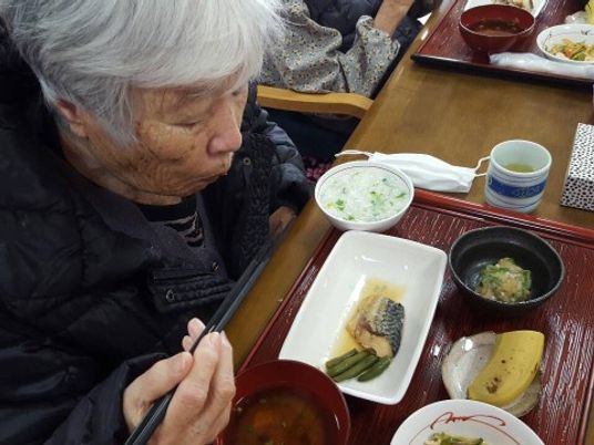 食事をする高齢女性