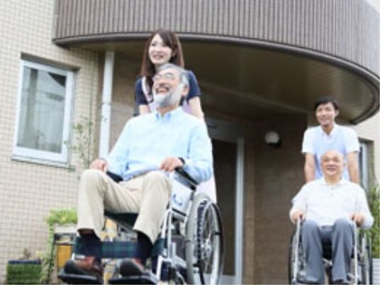 笑顔のスタッフと入居者