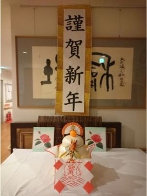 祝いの飾り付けのロビー