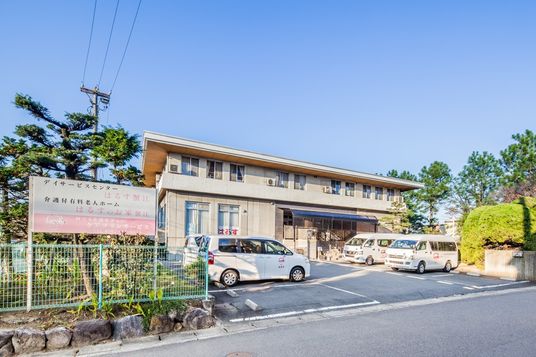 桜並木と施設の看板