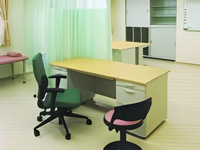 明るい相談室 多目的室 窓からの自然光が差し込む、明るい雰囲気の多目的室です。スタッフとの面談に最適です。