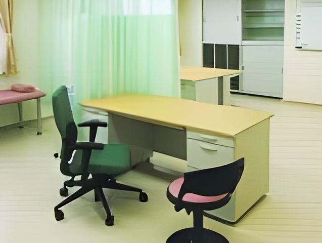 明るい相談室 多目的室 窓からの自然光が差し込む、明るい雰囲気の多目的室です。スタッフとの面談に最適です。