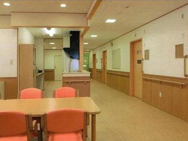明るいリビングの廊下 廊下 自然光が入る明るい廊下です。居心地の良い空間で、フレンドリーな雰囲気が広がっています。