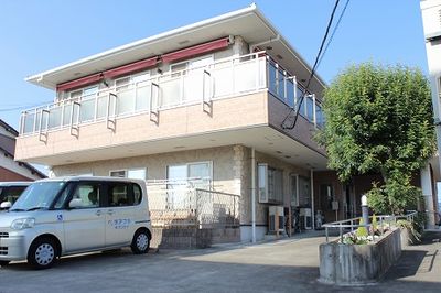 陽光が差し込む外観