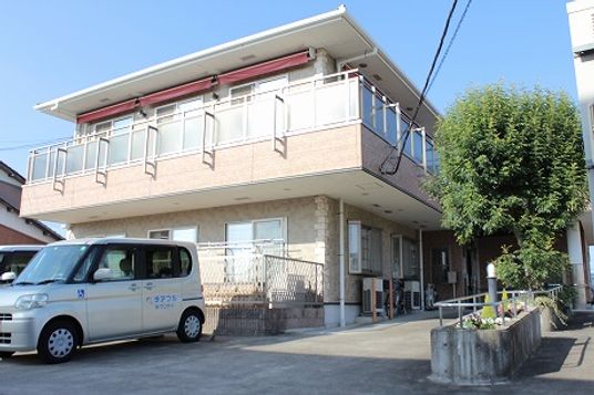 陽光が差し込む外観