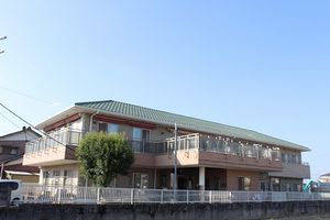 緑の屋根の建物外観