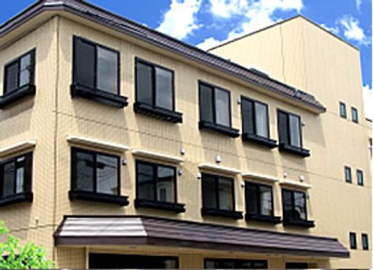 落ち着いた外観の建物