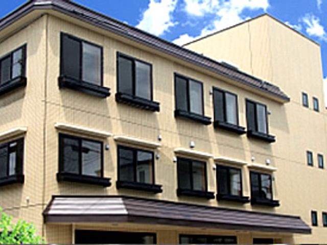落ち着いた外観の建物 外観 日当たりの良い落ち着いた雰囲気の建物です。この場所で新たな仕事にチャレンジしませんか。