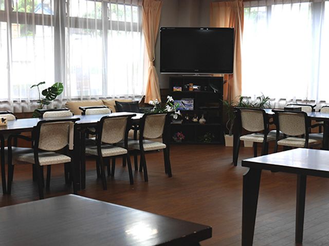 自然光が差し込む食堂 食堂 窓からの自然光が明るい空間を演出する食堂です。広々としたテーブルで食事を楽しめます。