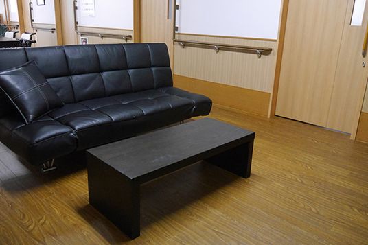 落ち着いたソファのある廊下