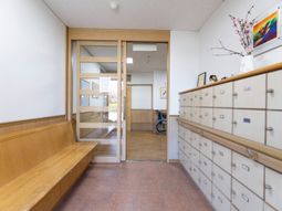 明るいエントランスと郵便受け