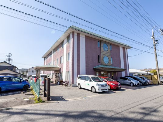 ピンク色の建物外観