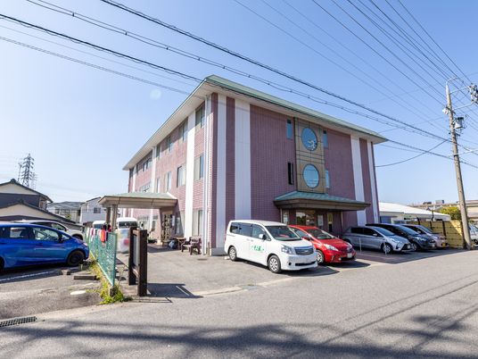 ピンク色の建物外観