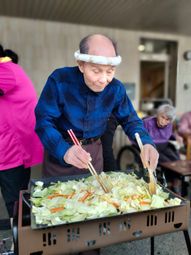 屋外でテーブルを囲む人々