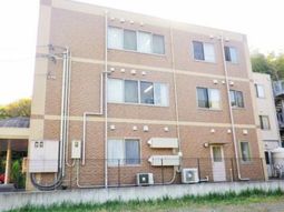 多階建ての明るい外観