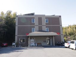 緑に囲まれた建物正面