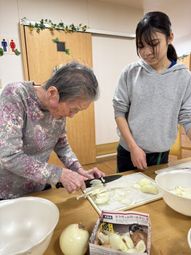 料理を楽しむ人々の様子