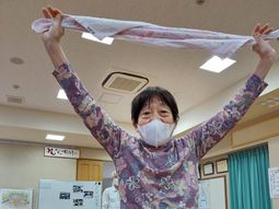 笑顔の女性とタオル体操
