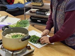 料理する人の手元